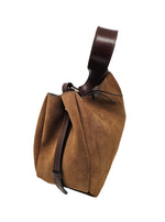 Carica l'immagine nel visualizzatore di Gallery, Borsa in camoscio bassa
